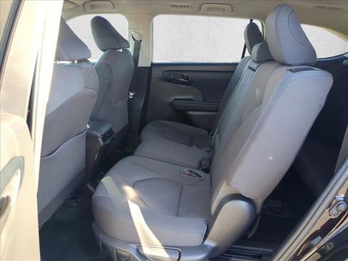 Used 2020 Toyota Highlander LE image 18