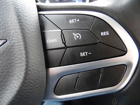 Used 2019 Chrysler 300 Limited image 28