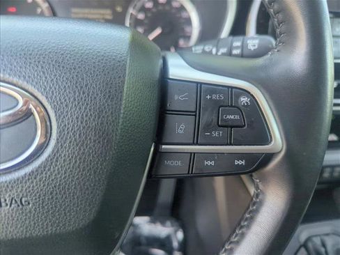 Used 2024 Toyota Highlander XLE FWD image 13