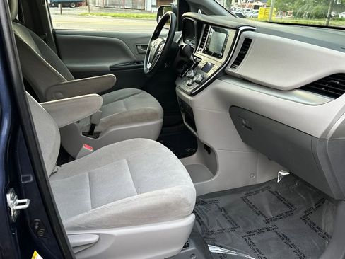 Used 2019 Toyota Sienna L FWD image 8