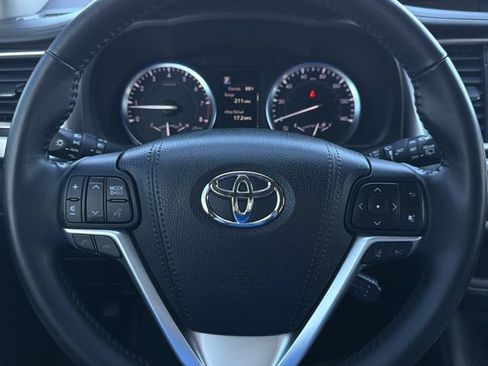 Used 2017 Toyota Highlander XLE FWD image 25