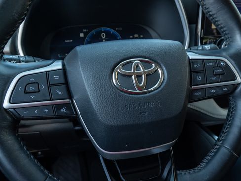 Used 2023 Toyota Highlander Limited FWD image 32