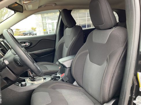 Used 2017 Jeep Cherokee Latitude w/ Cold Weather Group AWD/4WD image 15