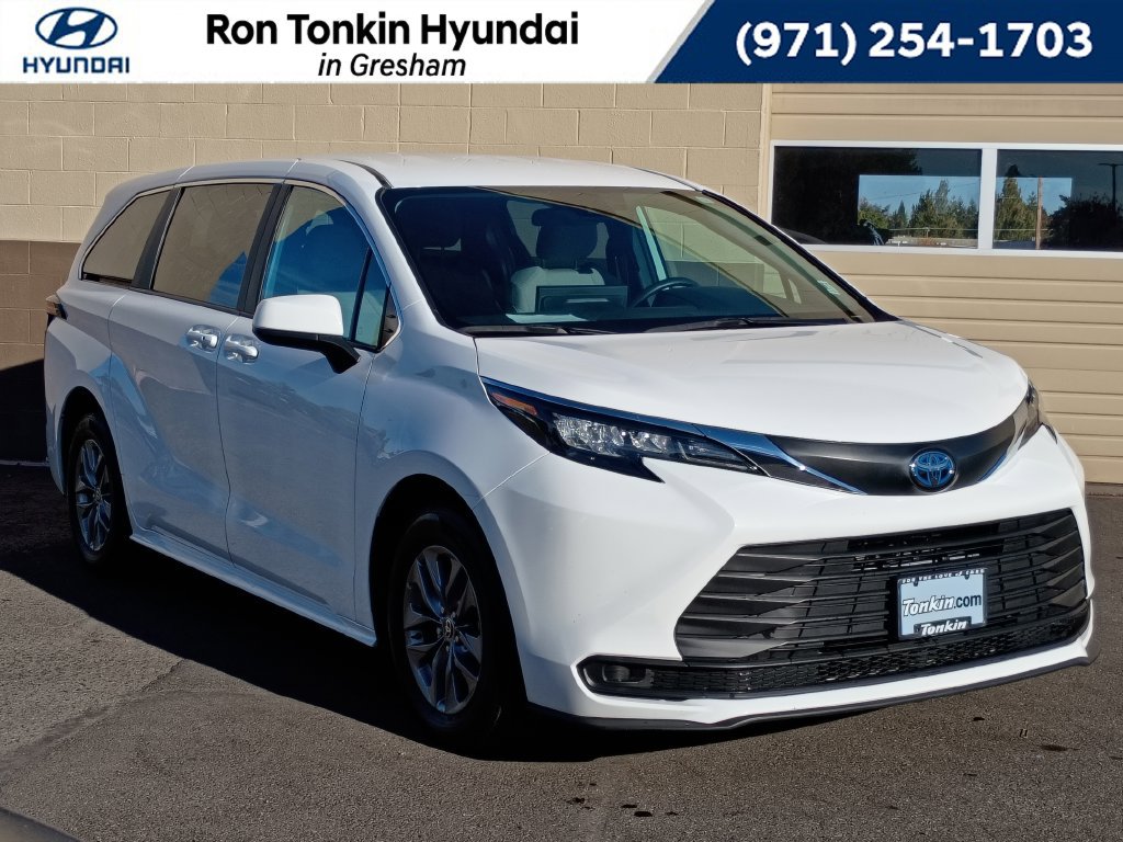 Used 2025 Toyota Sienna LE FWD image 1