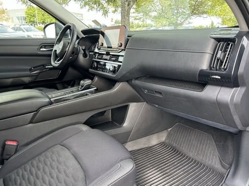 Used 2022 Nissan Pathfinder SV image 27