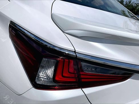 Used 2023 Lexus ES 300h Ultra Luxury w/ Accessory Package (Z1) FWD image 29