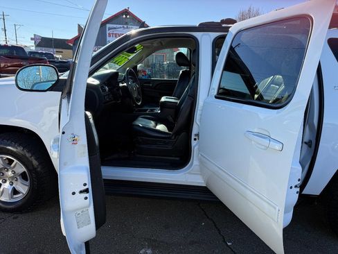 Used 2014 Chevrolet Suburban LT image 23