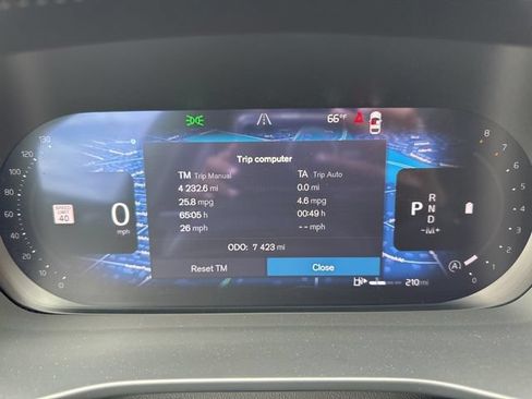 Certified 2025 Volvo XC40 B5 Plus AWD/4WD image 24