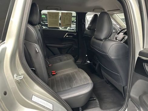 Used 2025 Mitsubishi Outlander SE FWD image 19