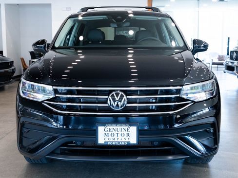 Used 2023 Volkswagen Tiguan SE image 2