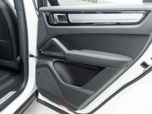 Used 2023 Porsche Cayenne Platinum Edition image 27