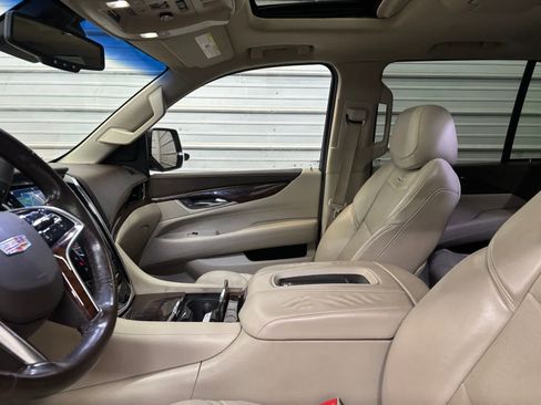 Used 2016 Cadillac Escalade Luxury AWD/4WD image 21