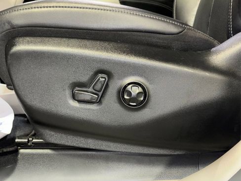 Used 2024 Chrysler Pacifica Touring-L image 27