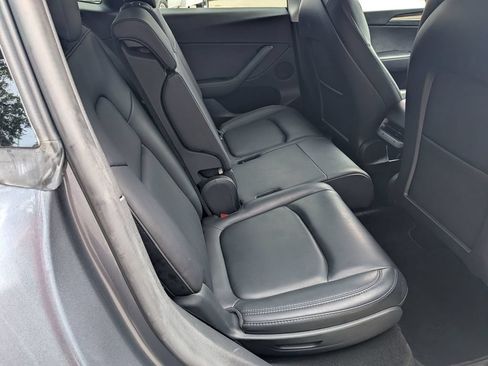 Used 2022 Tesla Model Y Long Range AWD/4WD image 27