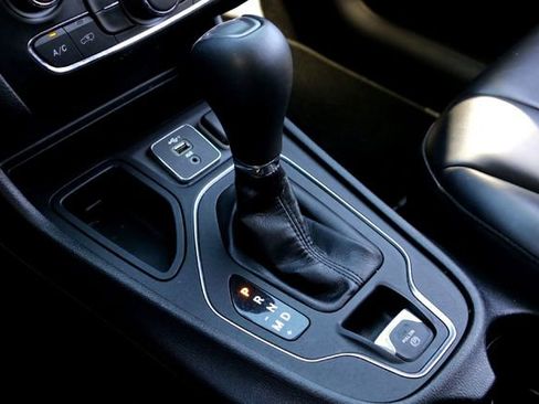 Used 2021 Jeep Cherokee Latitude Plus image 19