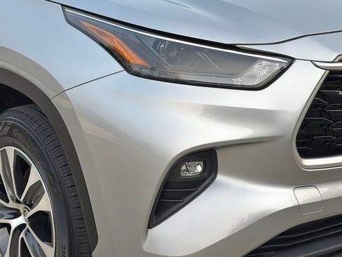 Used 2022 Toyota Highlander XLE AWD/4WD image 10