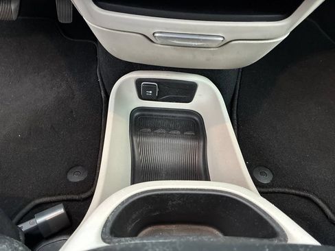 Used 2024 Chrysler Pacifica Touring-L FWD image 19
