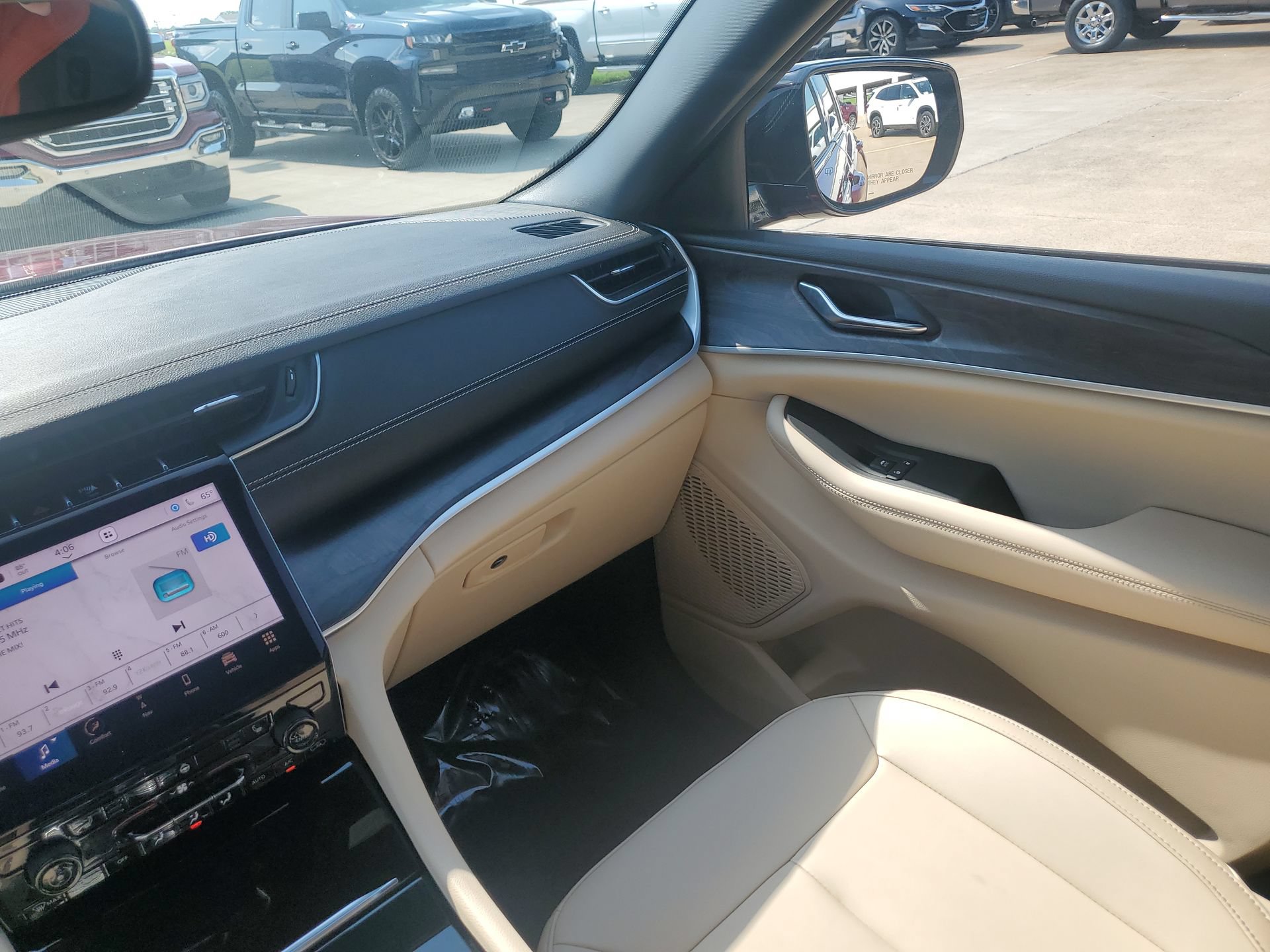 Used 2023 Jeep Grand Cherokee Limited AWD/4WD image 11