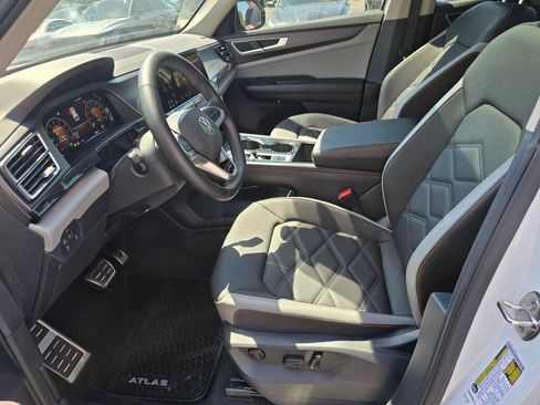 Used 2024 Volkswagen Atlas Peak Edition SE AWD/4WD image 35