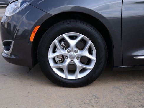 Used 2020 Chrysler Pacifica Touring-L w/ Tire & Wheel Group image 8