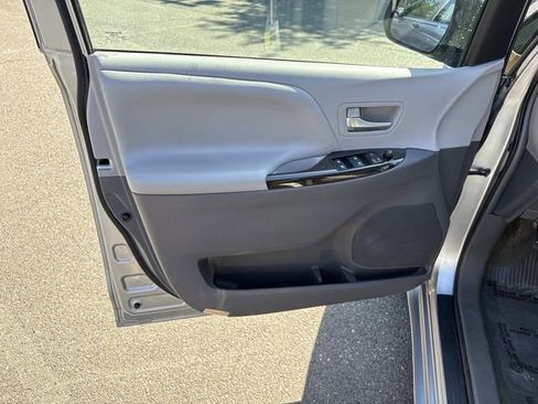 Used 2015 Toyota Sienna XLE Premium FWD image 11