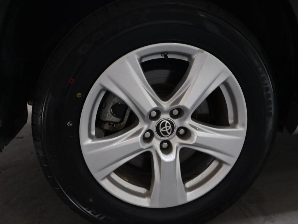 Used 2024 Toyota Highlander LE FWD image 33