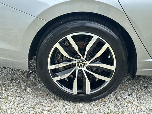 Used 2025 Volkswagen Jetta SE FWD image 17