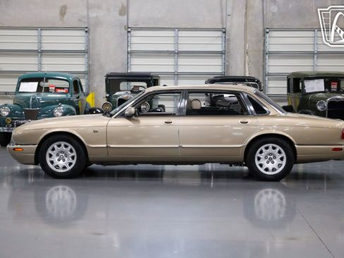 Used 2001 Jaguar XJ8 image 15
