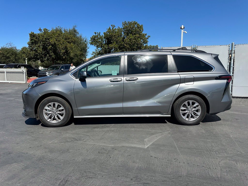 Used 2026 Toyota Sienna LE AWD/4WD image 2