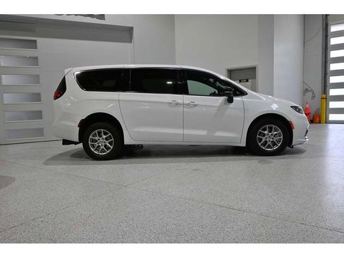 Used 2025 Chrysler Pacifica Select image 9