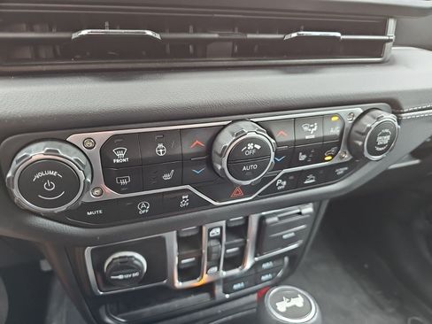 Used 2024 Jeep Wrangler Unlimited Sahara w/ Technology Group AWD/4WD image 21