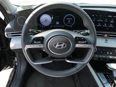 New 2025 Hyundai Elantra Limited image 17