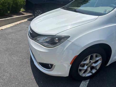 Used 2019 Chrysler Pacifica Touring Plus w/ Advanced Safetytec Group FWD image 2
