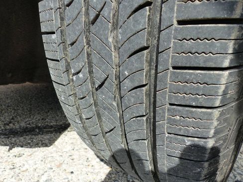 Used 2020 Chrysler Pacifica Touring w/ Tire & Wheel Group FWD image 26