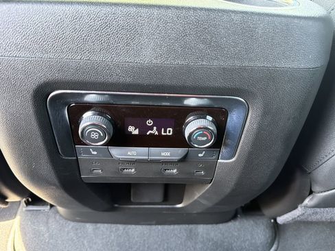 Used 2025 Chevrolet Suburban Premier AWD/4WD image 25