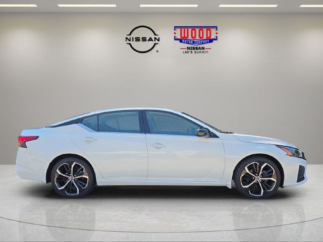 Used 2024 Nissan Altima 2.5 SR FWD image 2