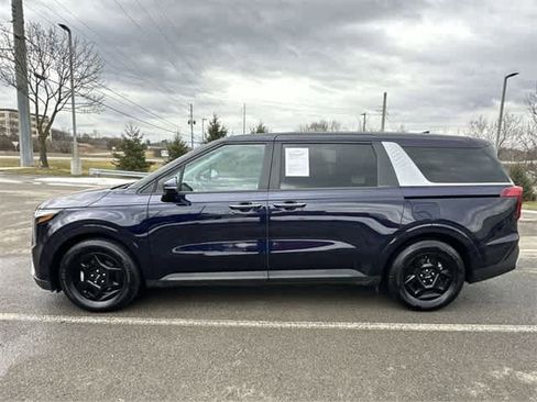 Used 2025 Kia Carnival image 2