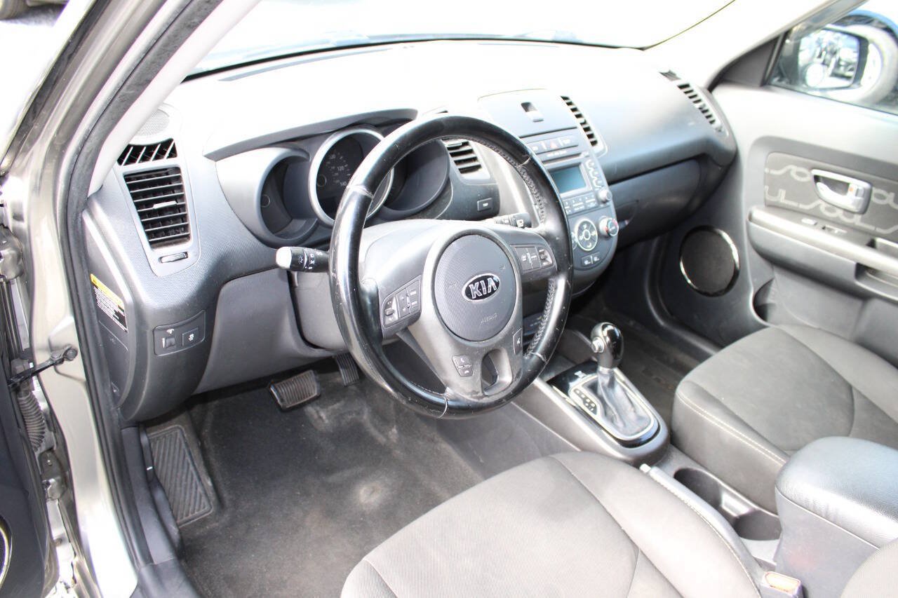 Used 2013 Kia Soul + FWD image 13