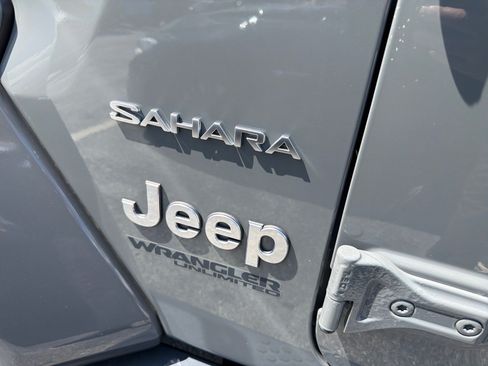 Used 2018 Jeep Wrangler Unlimited Sahara AWD/4WD image 8