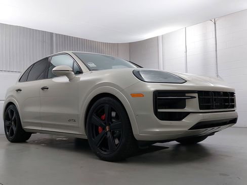 New 2026 Porsche Cayenne GTS image 9