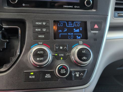 Used 2018 Toyota Sienna LE FWD image 12