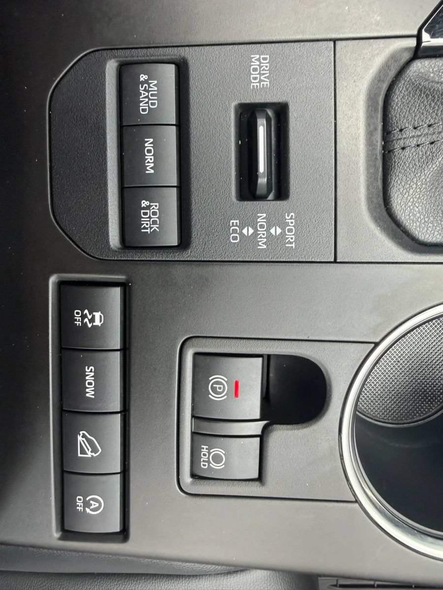 Used 2021 Toyota Highlander XLE AWD/4WD image 25