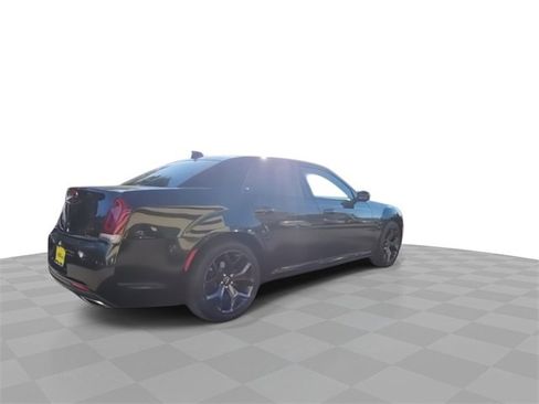 Used 2020 Chrysler 300 Touring w/ Sport Appearance Package image 8