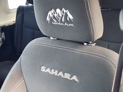 Used 2016 Jeep Wrangler Unlimited Sahara image 15