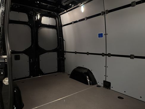 Used 2025 Mercedes-Benz Sprinter 2500 image 27