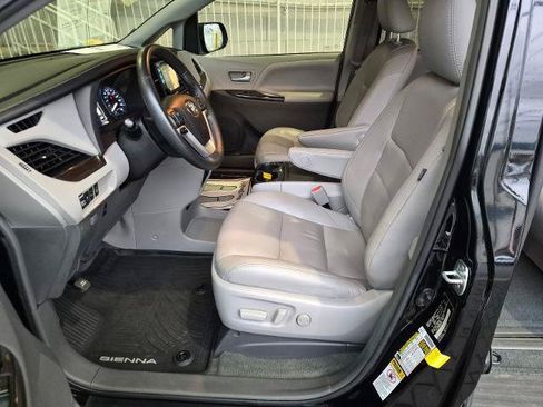 Used 2017 Toyota Sienna XLE Premium FWD image 15