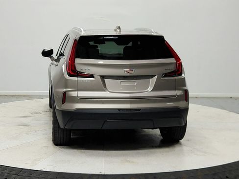 Used 2024 Cadillac XT4 Luxury w/ Cold Weather Package FWD image 8