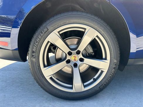 Used 2025 Porsche Macan AWD/4WD image 39