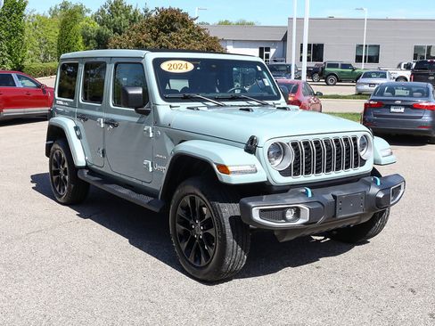 Used 2024 Jeep Wrangler Sahara w/ Technology Group image 8