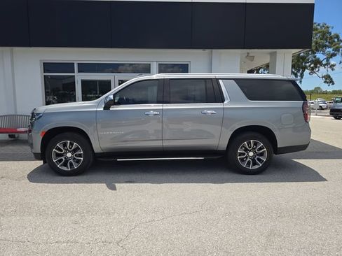 Certified 2024 Chevrolet Suburban LT AWD/4WD image 4